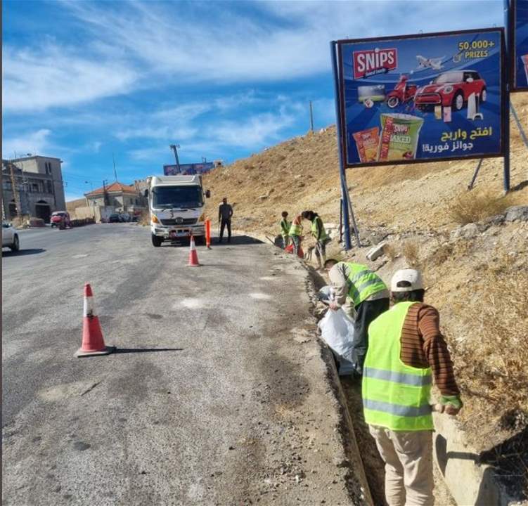 حميه: الفرق مستمرة بتنظيف المجاري على طريق الحازمية - شتورة