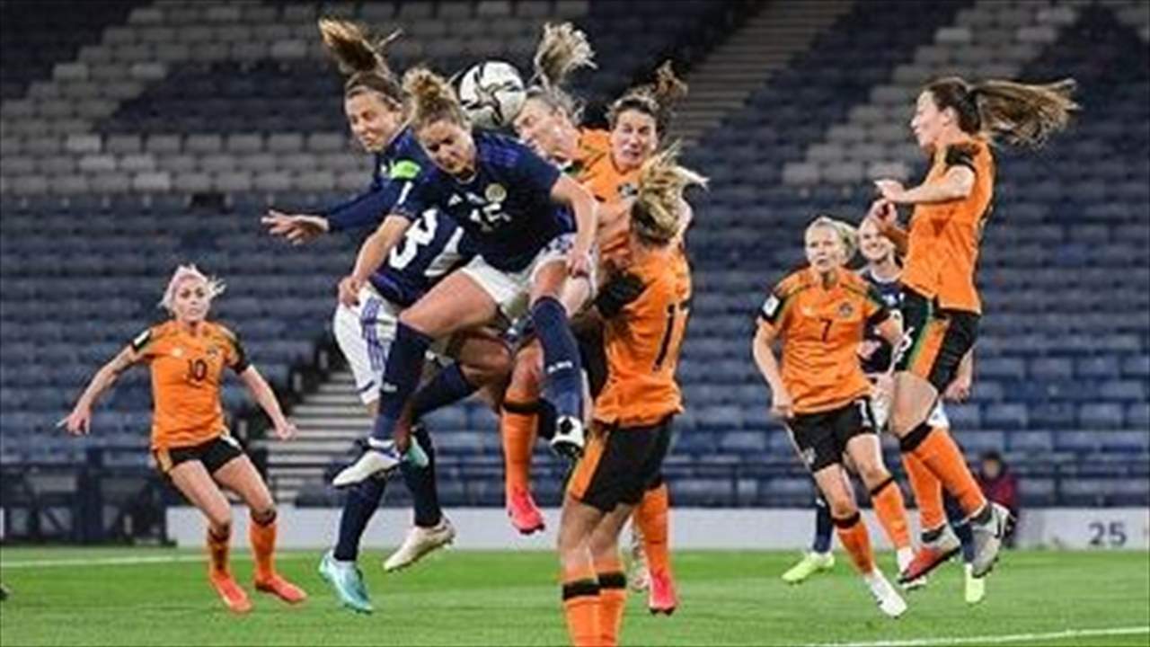 فيديو - منتخب ايرلندا الى المونديال ويعتذر بسبب .. أغنية !!