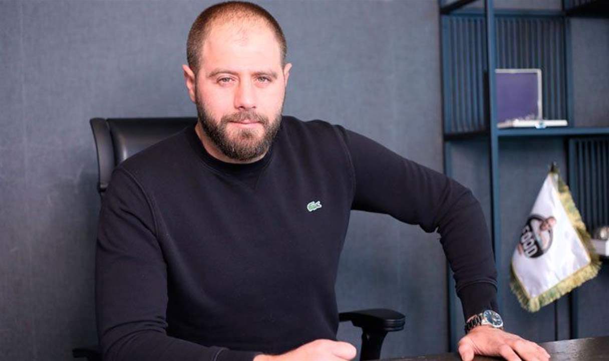 "دكتور فود" وعروسته يوزّعان الطعام على المارّة يوم زفافهما