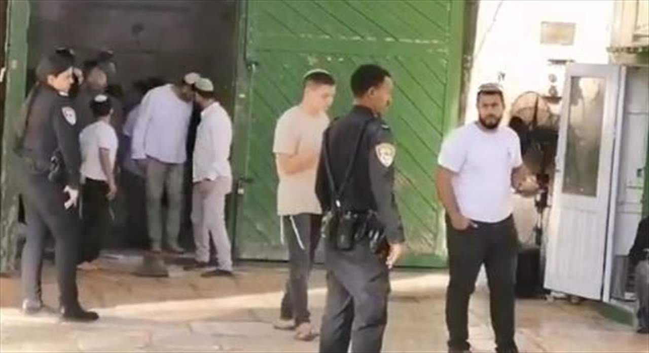 بالفيديو - مئات المستوطنين اقتحموا المسجد الأقصى  في اليوم قبل الأخير من "عيد العُرش العبري"