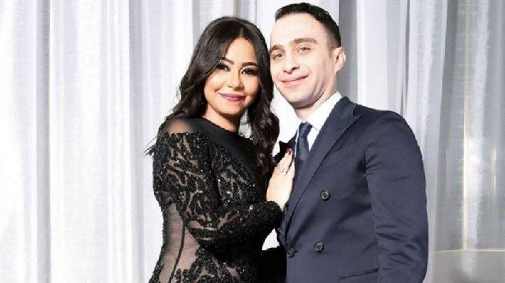 شيرين عبد الوهاب تطل من نافذة غرفتها في المستشفى وتلقي التحية لـ حسام حبيب