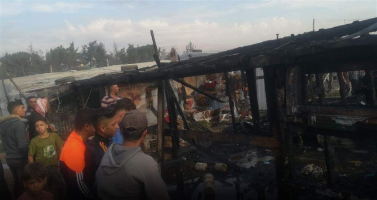 اخماد حريق في مخيم للنازحين السوريين على طريق دير زنون