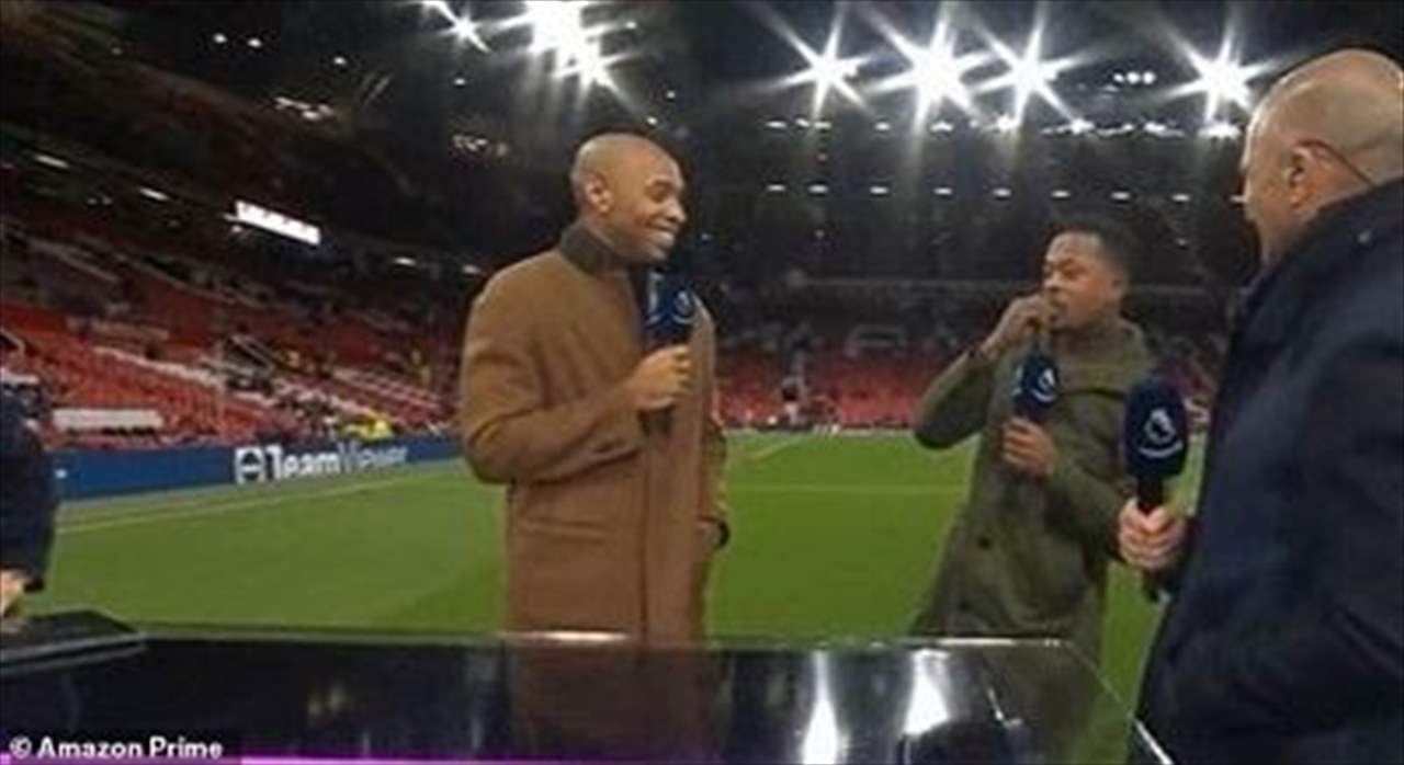 بالفيديو - إيفرا يأكل عشب أولد ترافورد .. يحتوي القليل من الثوم !!