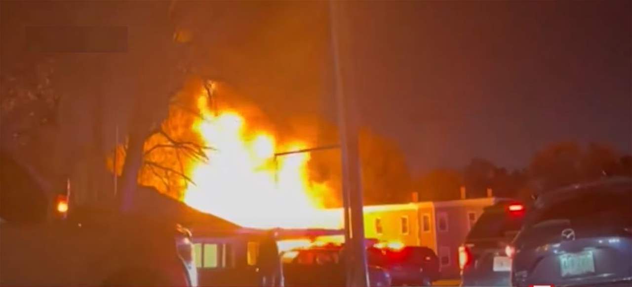 طائرة تصطدم بمبنى سكني.. قتلى وألسنة لهب بالهواء