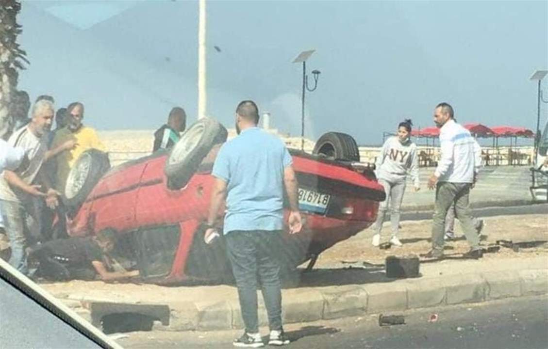 بالصور- حادث سير في صيدا ... انقلاب سيارة بعدما اجتاحت الرصيف واصطدمت بشجرة