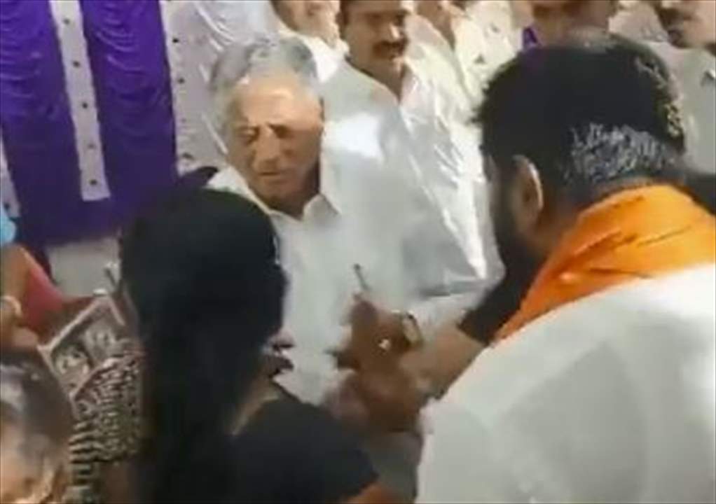 بالفيديو - وزير يصفع امرأة بكل قوته!