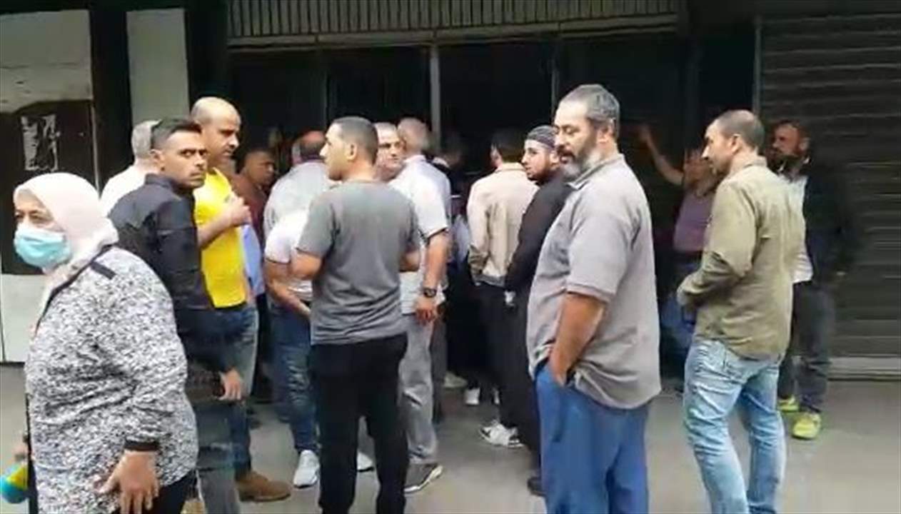 اهالي الطلاب بالجامعات الخارجيه يعتصمون امام المصارف