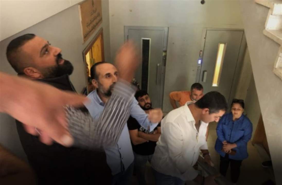  محتجون دخلوا مؤسسة مياه لبنان الجنوبي وناشدوا مديرها العام تامين المياه لمنازلهم