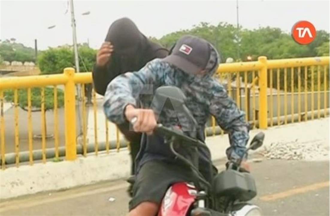 بالفيديو  ـ في الإكوادور .. البث المباشر ينقذ فريقًا صحفيًا من السرقة ! 