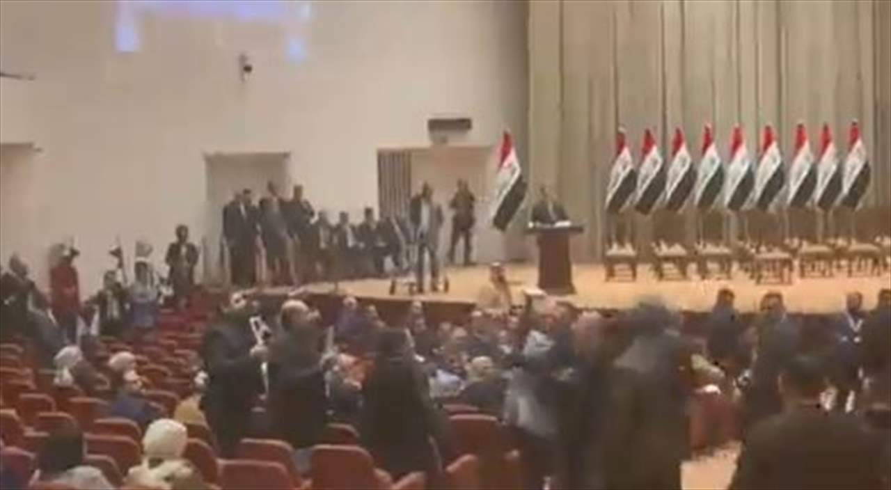 بالفيديو- خلال جلسة التصويت على الحكومة.. عراك بالأيدي في مجلس النواب العراقي!