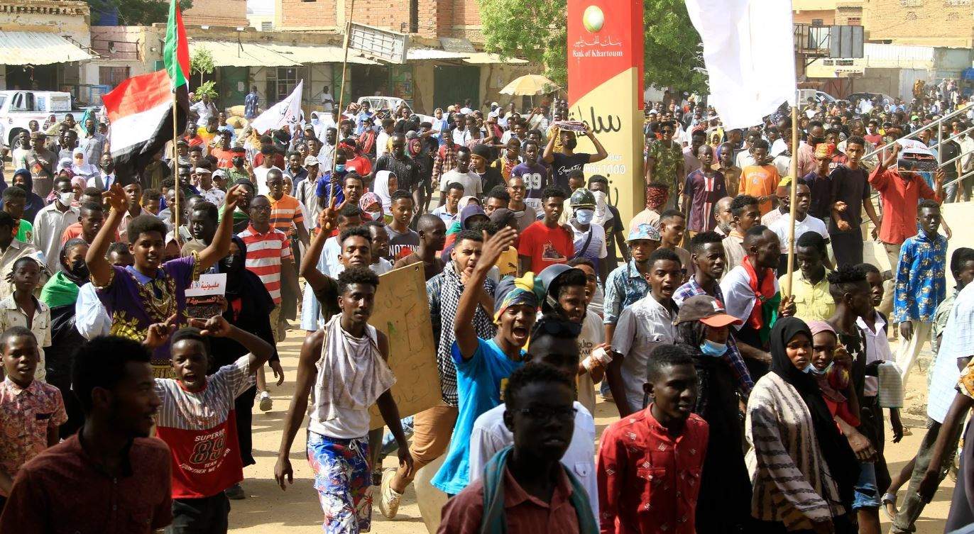 الشرطة تتصدى بالغاز لمسيرات حاشدة بمختلف مدن السودان