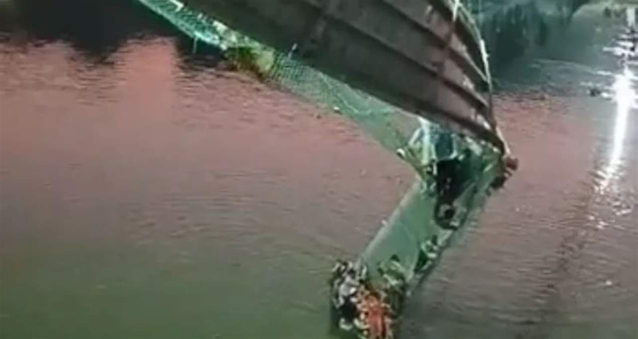 بالفيديو ـ عشرات القتلى جراء انهيار جسر معلق في الهند وسقوط المئات في النهر