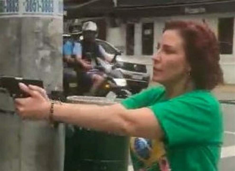 بالفيديو ـ نائبة برازيلية تسقط أرضًا قبل أن تطارد شخصاً بالسلاح في مدينة ساو باولو