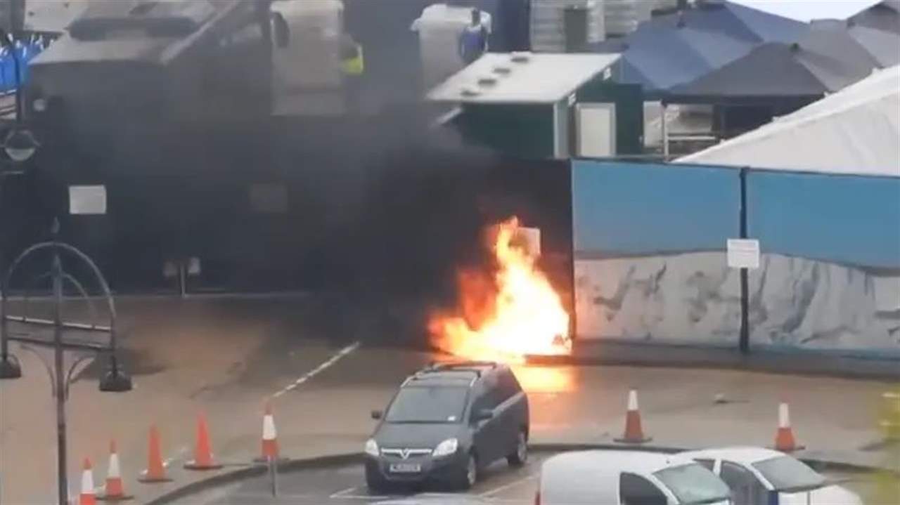 بالفبدبو ـ رجل يهاجم مركزًا لقوات الحدود البريطانية بقنابل حارقة.. ثم ينتحر