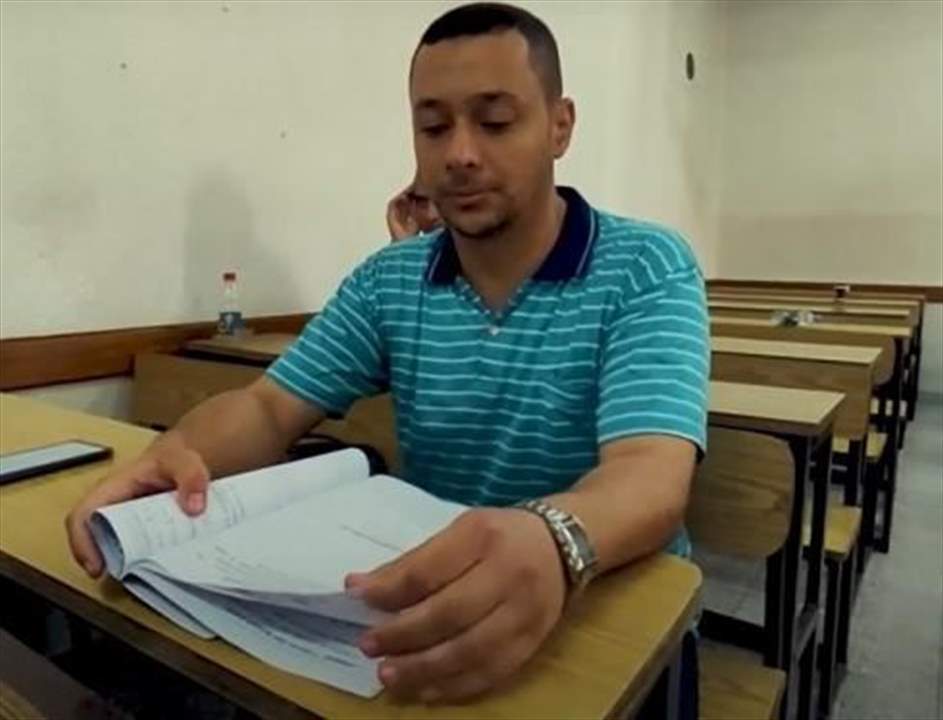     بعدما قضى 20 عاماً في سجون الاحتلال .. أسير فلسطيني يعود لمقاعد الجامعة بعد يومين من خروجه للحرية !