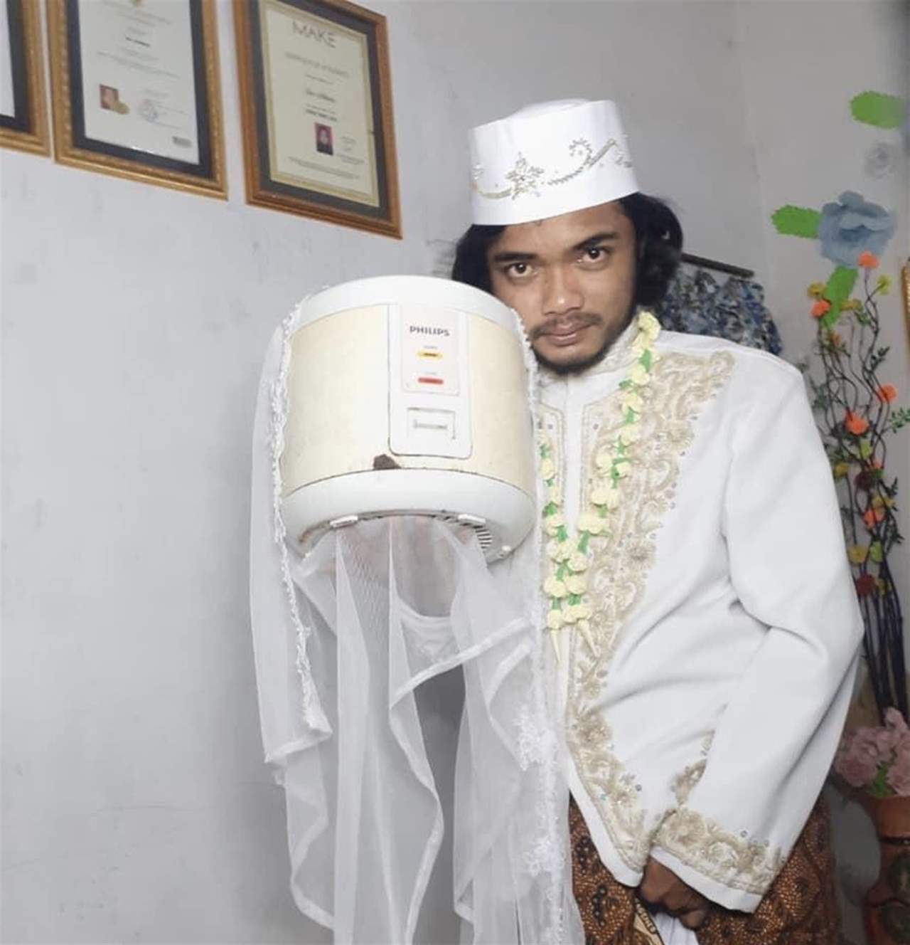 يبلغ من العمر 61 عاما وتزوج 88 مرة.. كيف يعيش هذا الرجل الاندونيسي؟