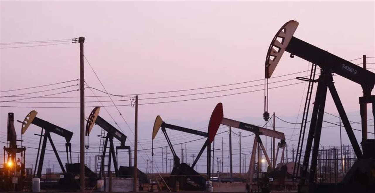 النفط يرتفع 4 بالمئة مع تراجع الدولار وقرب حظر الخام الروسي