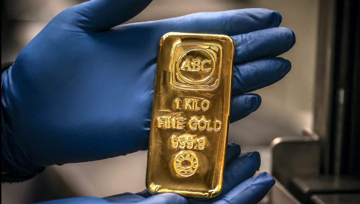 الدولار يهبط والذهب يحلق مرتفعا