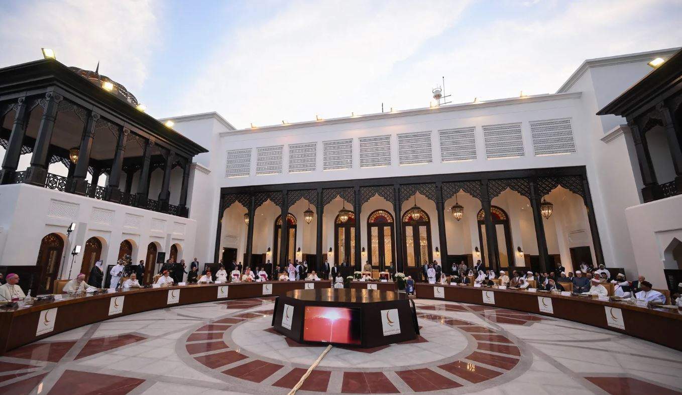 بابا الفاتيكان وشيخ الأزهر يلتقيان مجلس حكماء المسلمين