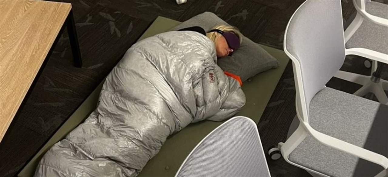    مديرة في "تويتر" تنام في مكتبها .. وهذا السبب !