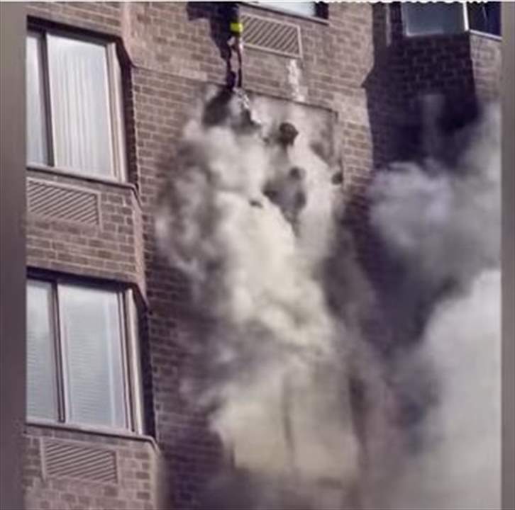 فيديو يحبس الأنفاس.. انقاذ امرأة تدلت من نافذة هرباً من حريق في الطابق العشرين!