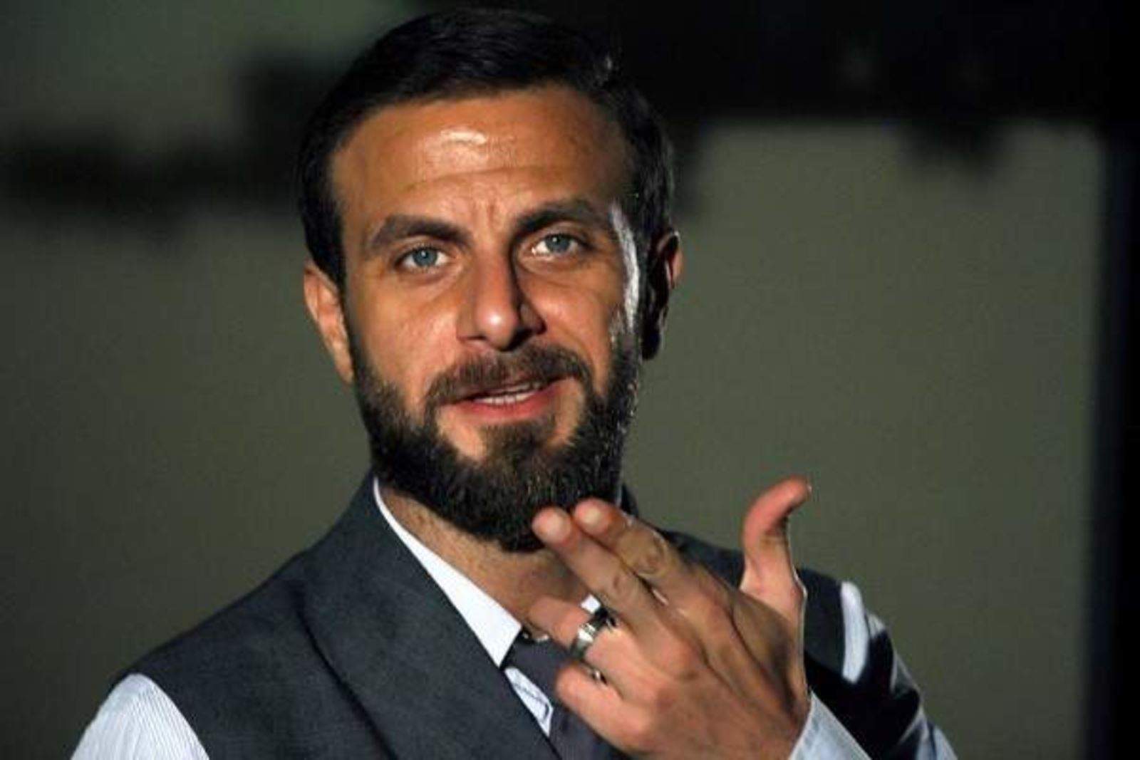 بالفيديو - يحيى بيازي نجم "باب الحارة" يصاب بالشلل و يبكي: ما حدا اتصل فيي !