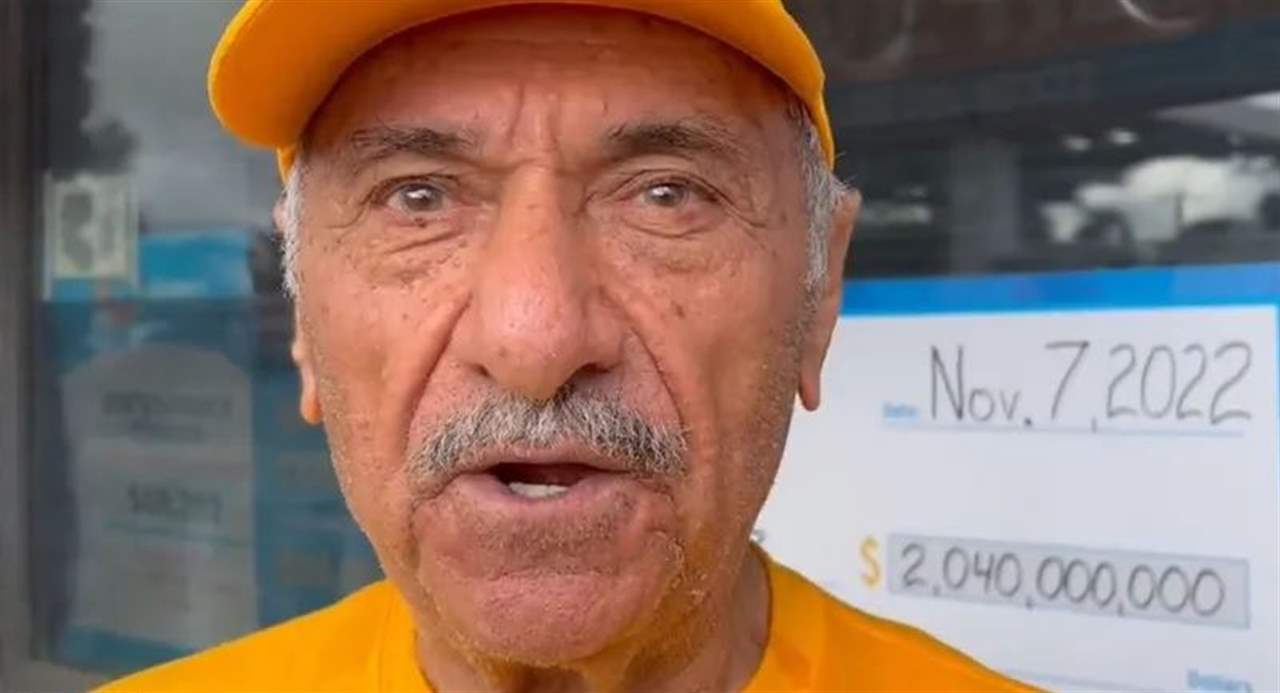 اشترى البطاقة من سوري.. أمريكي يفوز بملياري دولار باليانصيب ويحقق رقماً قياسياً !