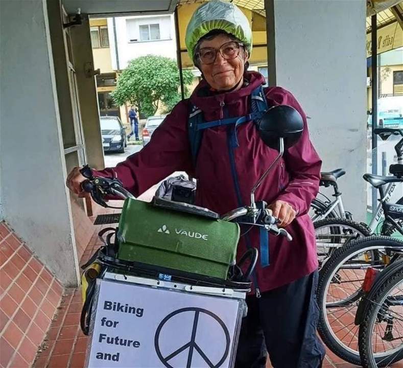 من السويد إلى مصر .. مسنّة تقطع مسافة طويلة على الدراجة