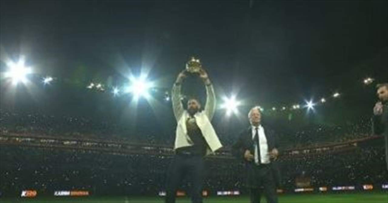 بالفيديو - بنزيما قدّم الكرة الذهبية الى جماهير ليون في أجواء مهيبة