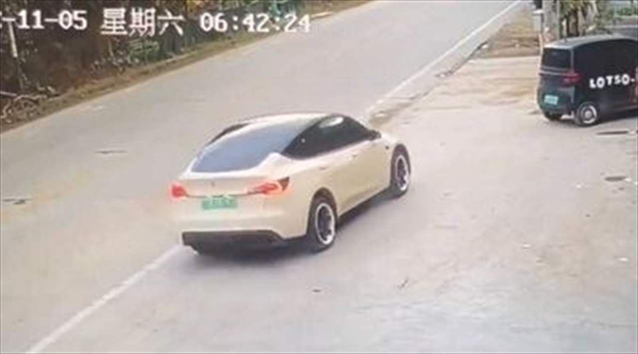 بالفيديو - سيارة تسلا تجتاح شاحنة ودراجة وتقتل شخصين