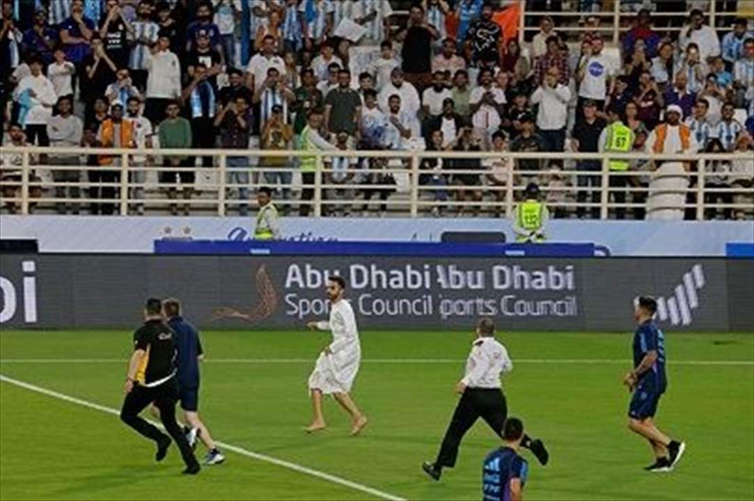 صور - مُشجّع اماراتي يقتحم الملعب لالقاء التحية على ميسي