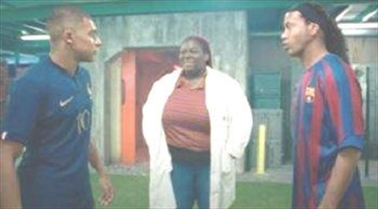 بالفيديو - يا له من إعلانٍ مذهل .. رونالدينيو بمواجهة مبابي !!