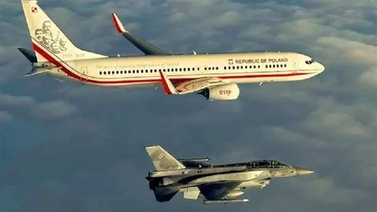 بالفيديو ـ  مقاتلات "أف-16" تحرس طائرة المنتخب البولندي في طريقتها إلى قطر