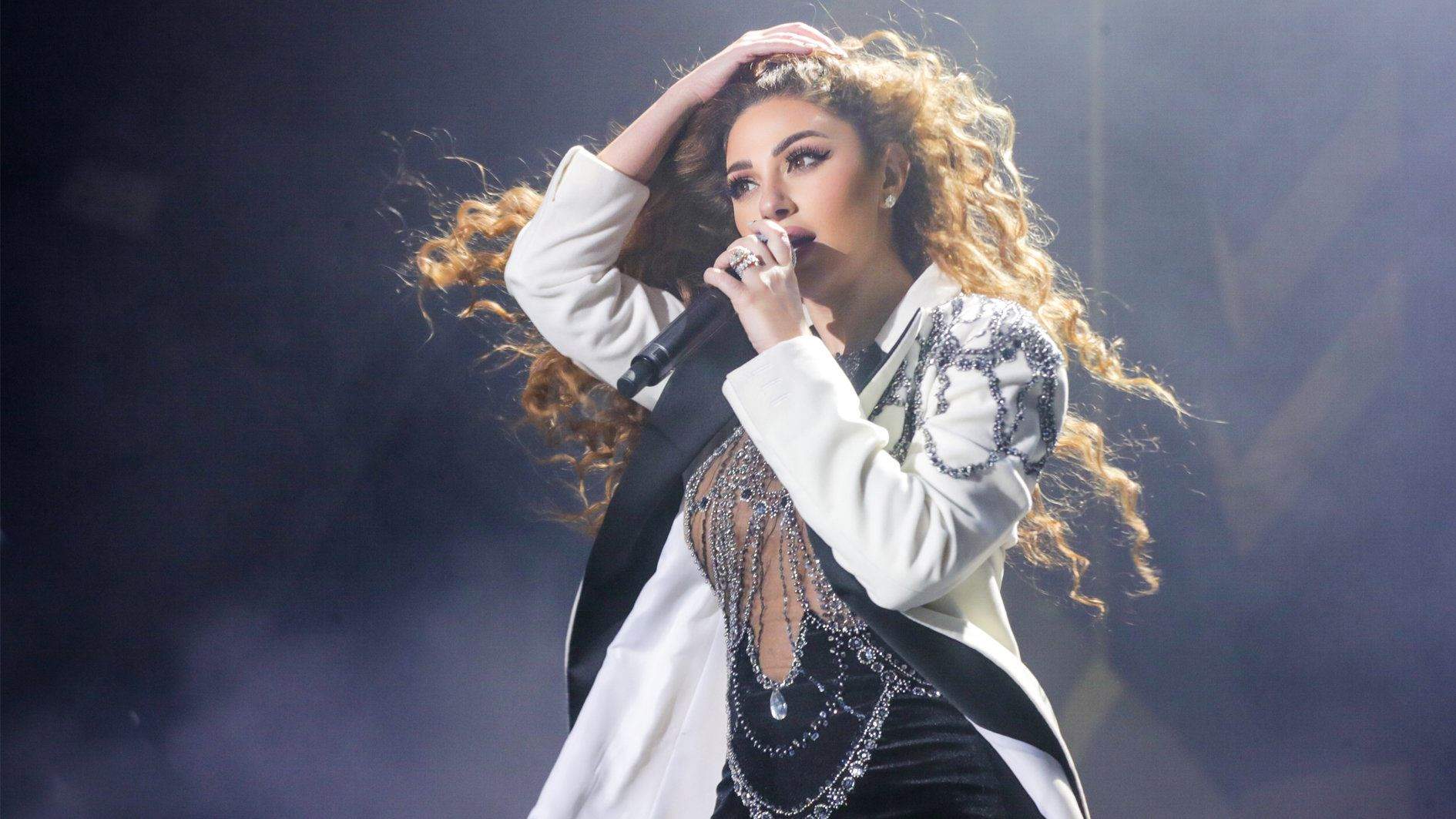 ميريام فارس تعلم مذيعة رقصتها الشهيرة بهز الخصر على الهواء