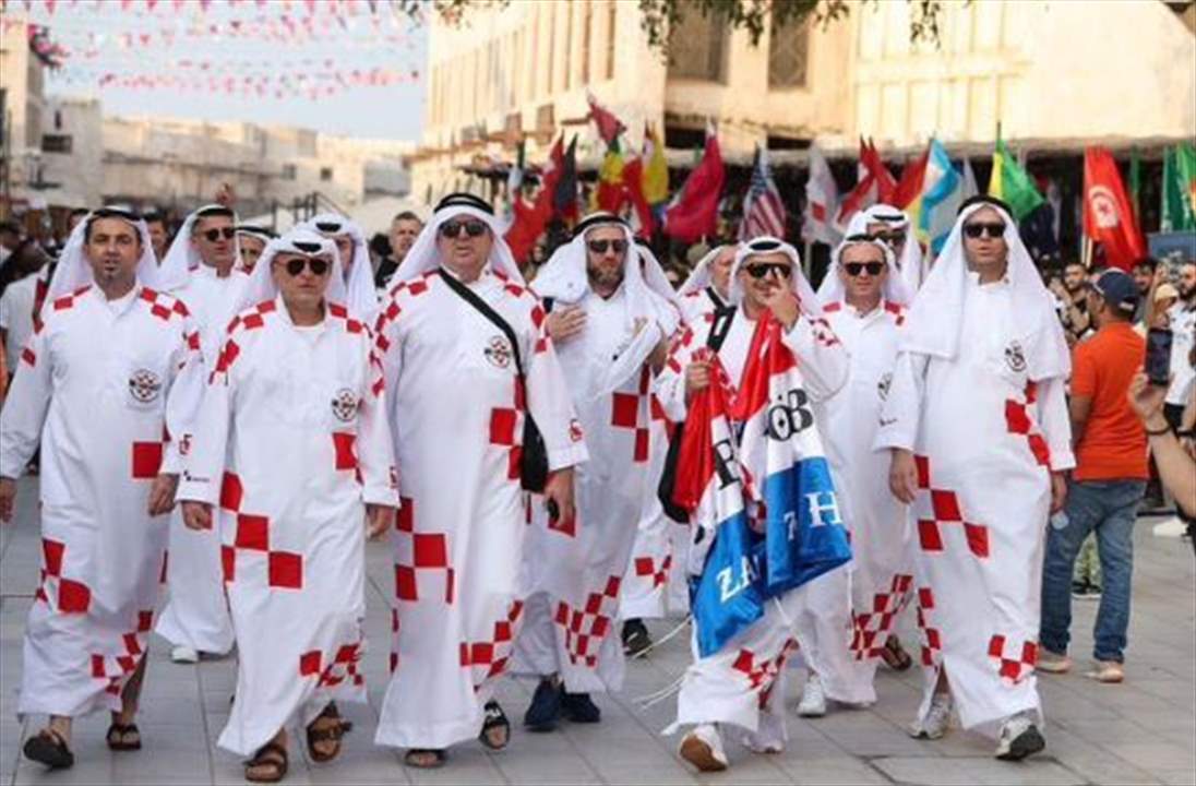 جماهير كرواتيا بالزي القطري في الدوحة
