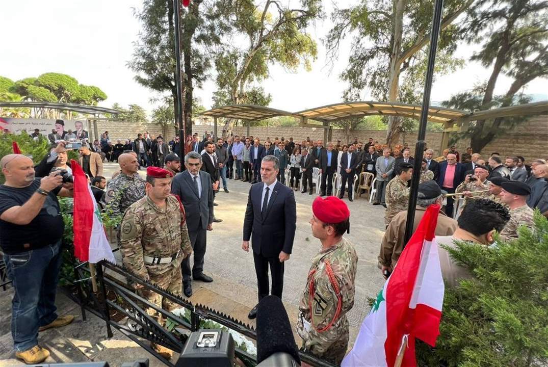 وزير السياحة  وليد نصار يضع اكليلاً من الزهر على ضريح الامير مجيد أرسلان