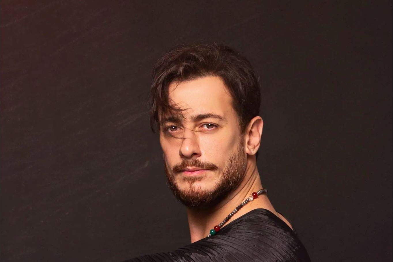 لقطات مؤثرة لوالد سعد لمجرد في جنازة والدته 