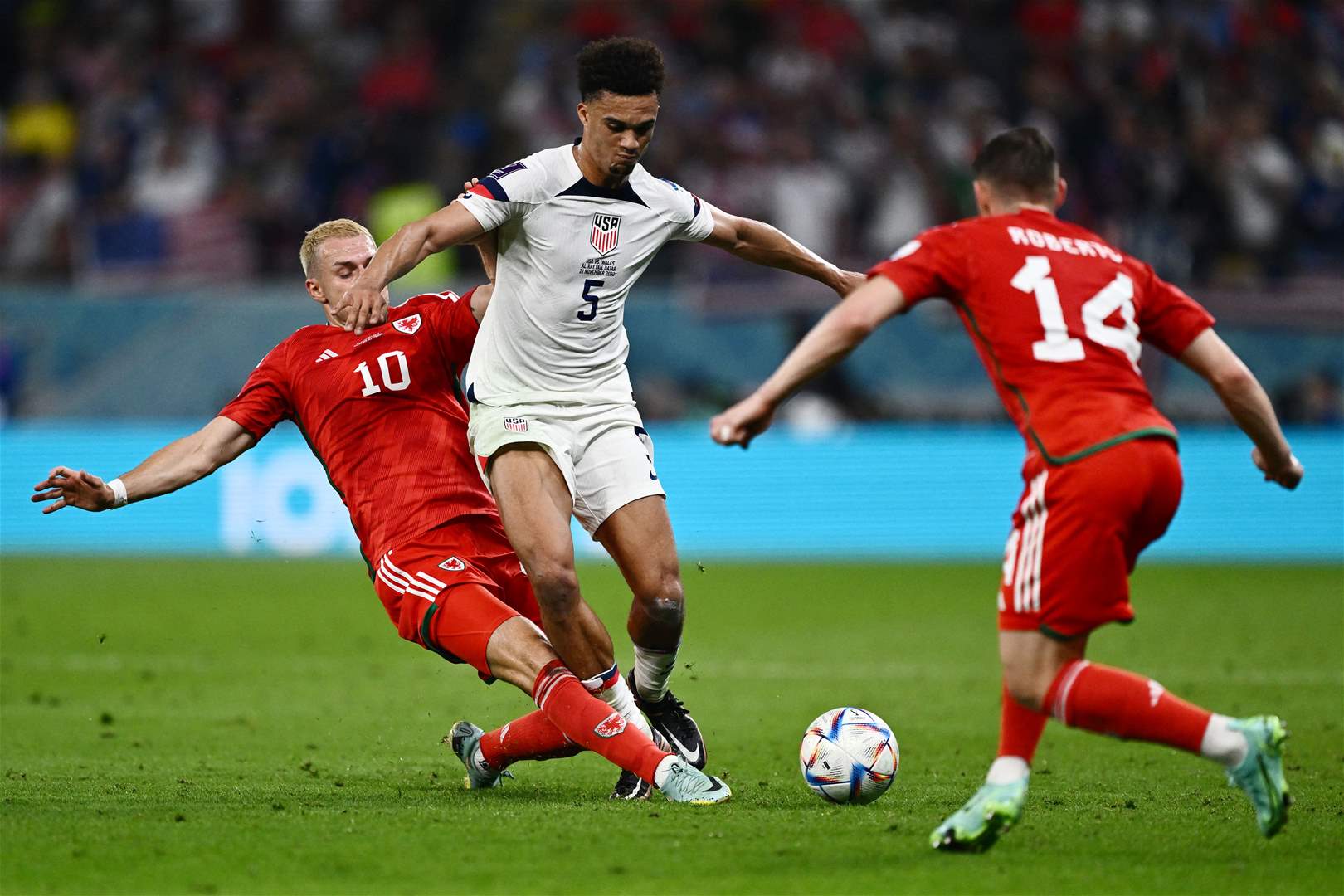 بالفيديو- "رغم هدف ابن الرئيس".. أميركا تتعادل مع ويلز وتتقاسم معها المركز الثاني في المجموعة