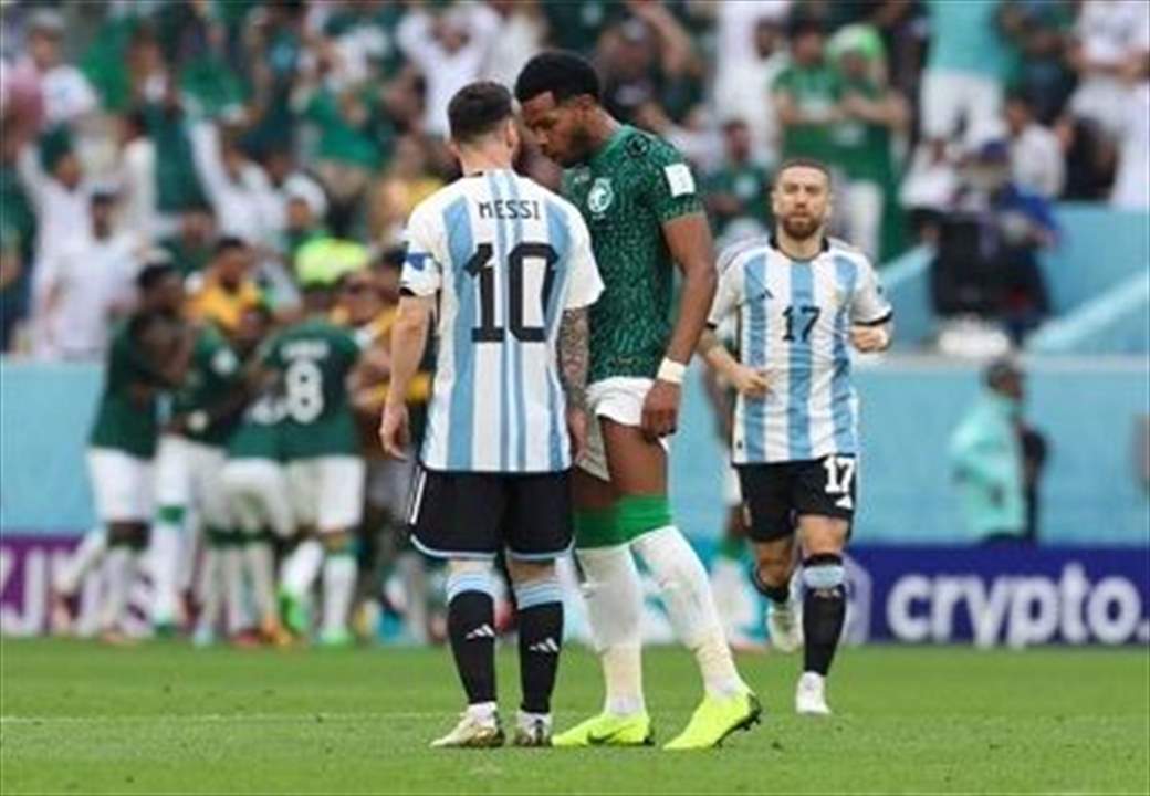 بالفيديو - صفع ميسي على ظهره وقال له .. لن تفوز !