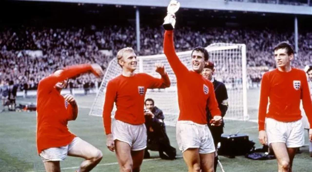 منذ عقود سُرقت كأس العالم ... وعثر عليها كلب!