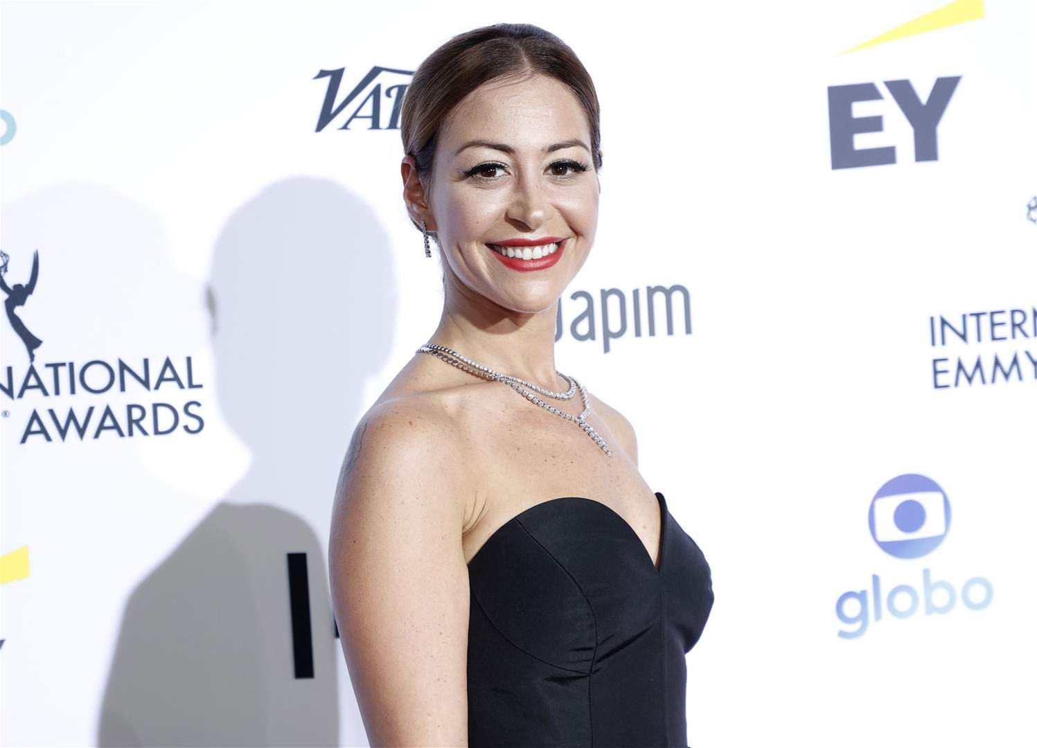 الجمارك المصرية تخرج عن صمتها وتعلن رسميا ما حصل مع منة شلبي