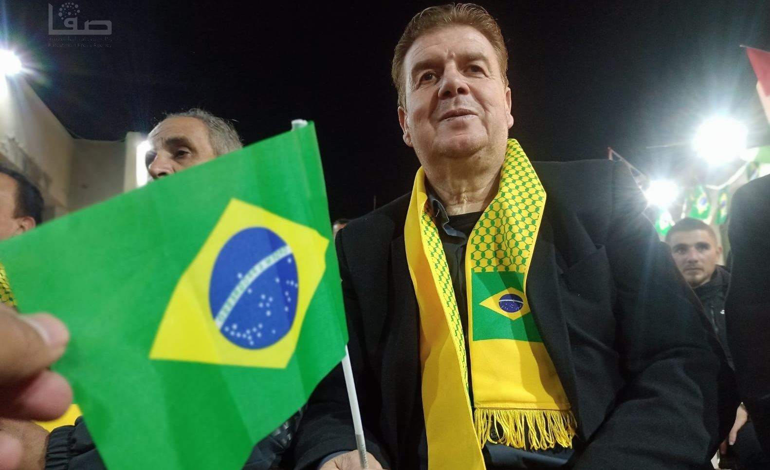 بالصور ـ  السفير البرازيلي لدى فلسطين يتابع مباراة منتخب بلاده أمام سويسرا في حي البرازيل جنوب قطاع غزة