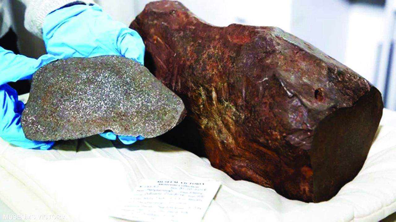 يقتني صخرة لسنوات ليكتشف بعدها أنها أندر من الذهب !!