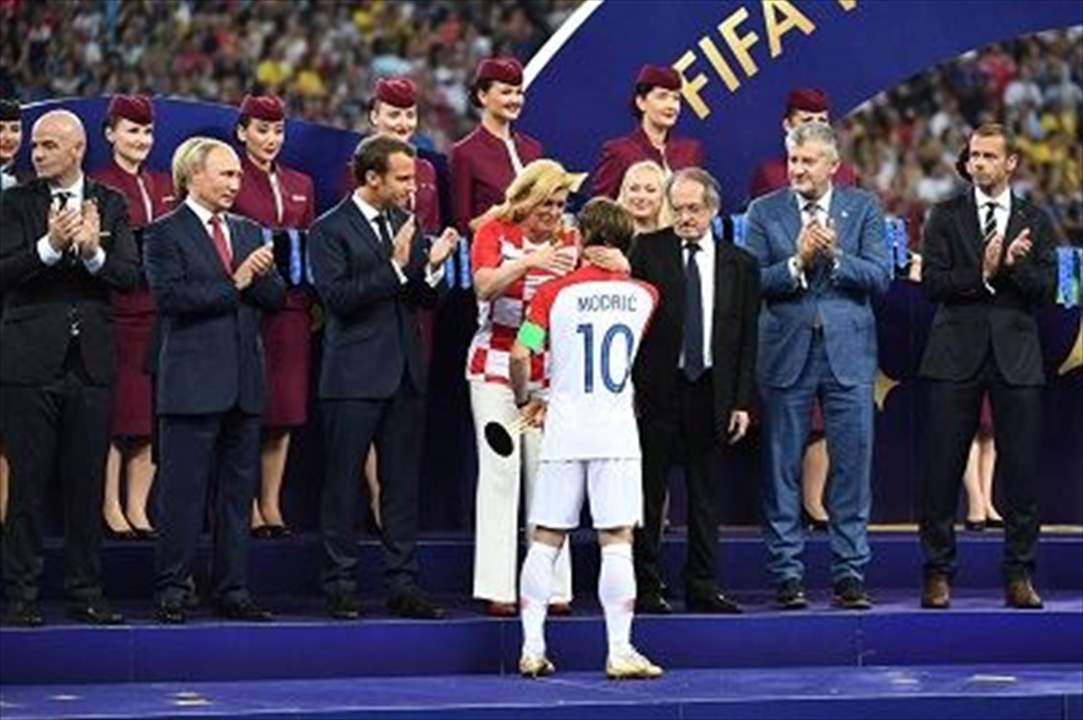 بالفيديو والصور - رئيسة كرواتيا نجمة الجماهير في سوق واقف