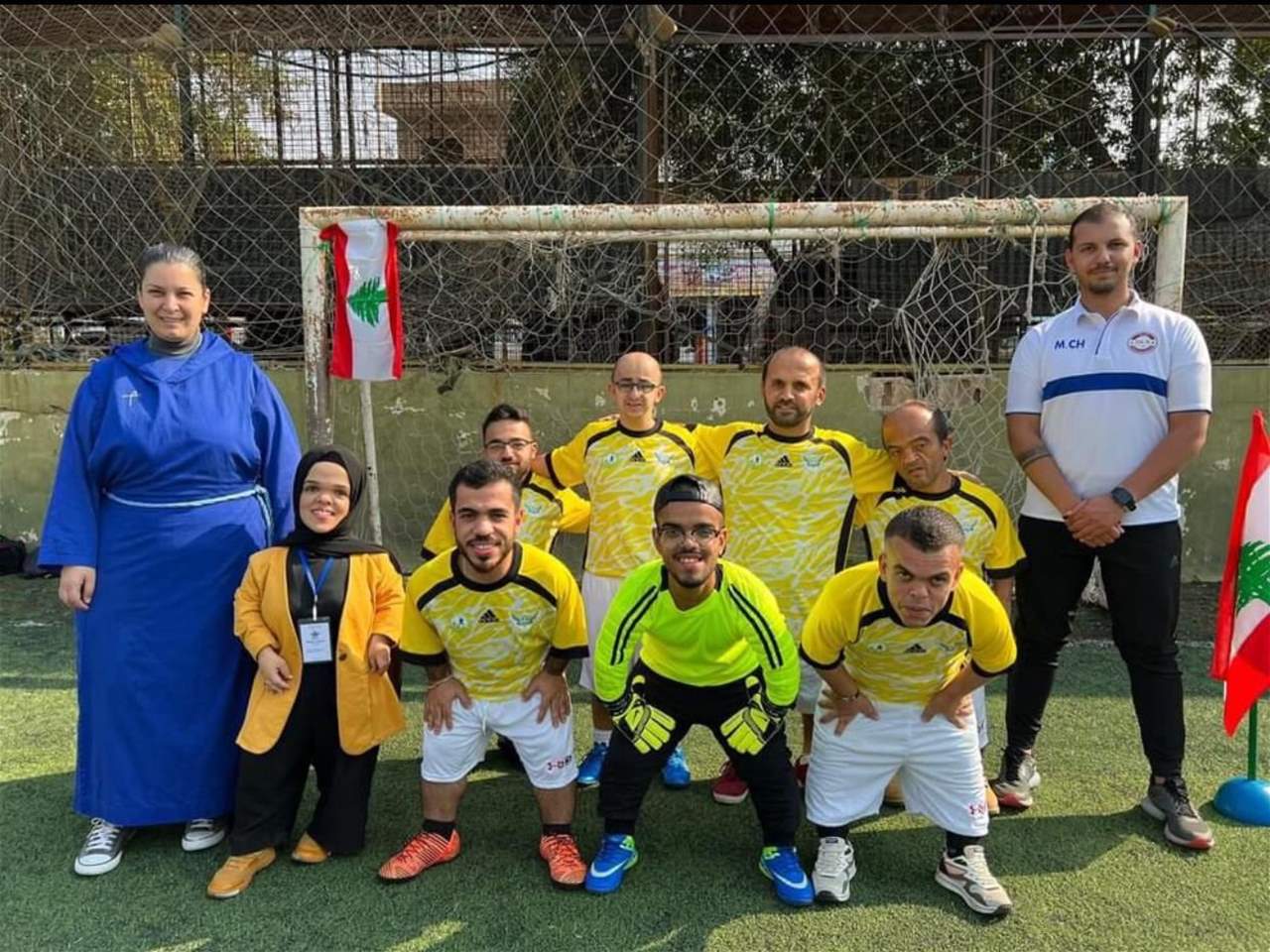 "الفخر" .. تشكيل أول فريق لبناني خاص بقصار القامة في كرة القدم 