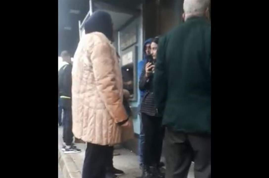  بالفيديو ـ مودع يقتحم بنك الاعتماد اللبناني فرع شحيم مع عائلته لتحرير أمواله وعلاج زوجته المريضة بالسرطان .. ويهدد بحرق المصرف