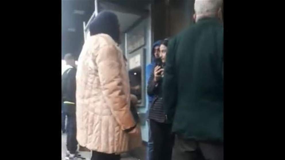  بالفيديو ـ مودع يقتحم بنك الاعتماد اللبناني فرع شحيم مع عائلته لتحرير أمواله وعلاج زوجته المريضة بالسرطان .. ويهدد بحرق المصرف
