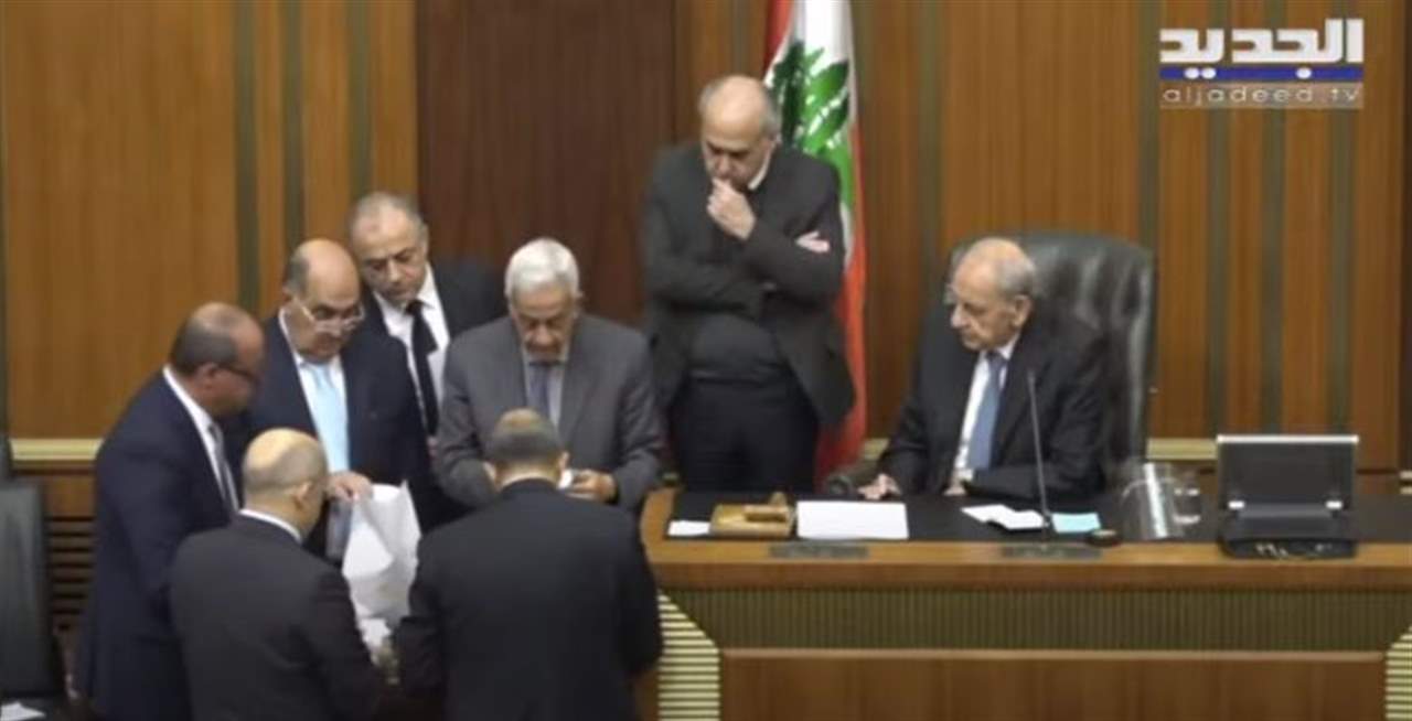 111 نائباً ادلوا باصواتهم في الدورة الاولى من الجلسة الثامنة لانتخاب رئيس للجمهورية وبدء فرز الأصوات... للمتابعة مباشرة: 