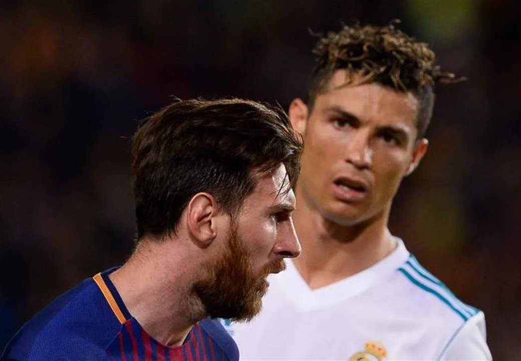 رواد مواقع التواصل يقارنون.. رونالدو طالب بهدف زميله وميسي تنازل عن جائزة أفضل لاعب!