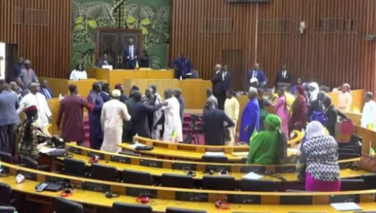 بالفيديو - تحت قبة البرلمان ... نائب يصفع زميلته وعراك بالكراسي!
